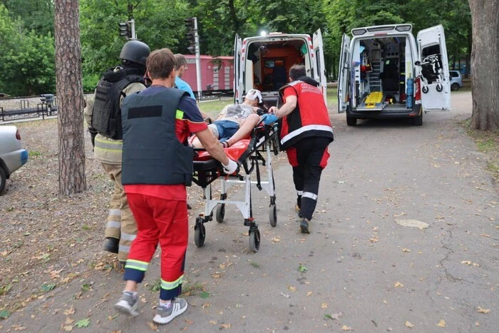 In Charkiw nach dem russischen Angriff - über 40 Verletzte. Die Leiterin der Kinderbahn ist getötet worden