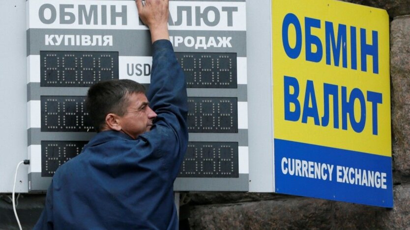Курс удивит: сколько придется отдавать украинцам за 100 долларов до конца года