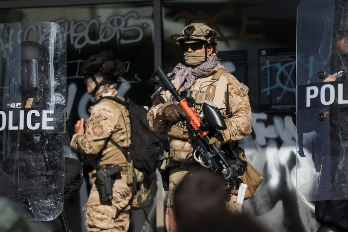 W centrum Los Angeles ogłoszono stan wyjątkowy i godzinę policyjną z powodu protestów