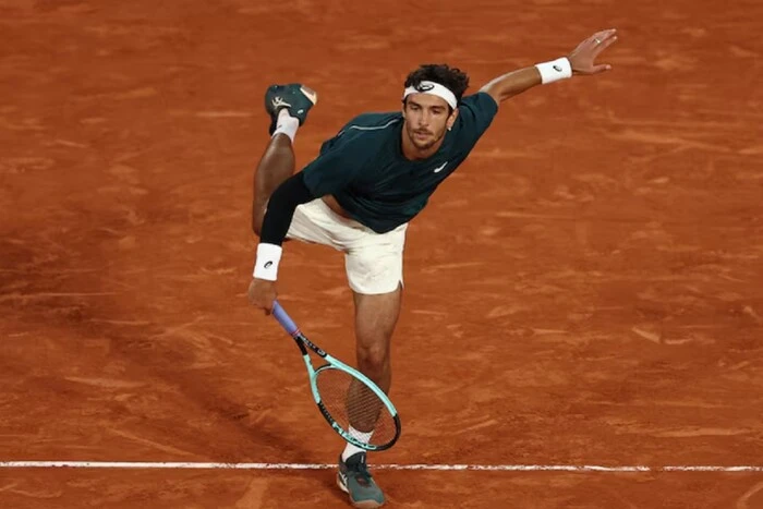 Skandal bei den 'Roland Garros'. Der italienische Tennisspieler traf den Ball mit dem Fuß und traf die Schiedsrichterin in die Brust.