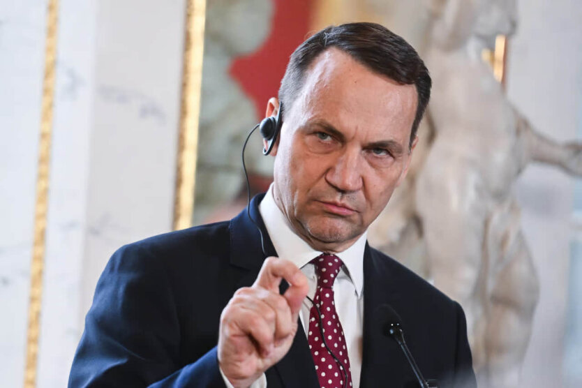 Сікорський: Польща надасть логістичну підтримку миротворцям, але війська в Україну не відправить