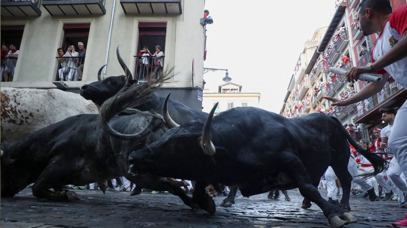 Bei den San-Fermín-Festspielen wurden Dutzende beim Stierlauf verletzt