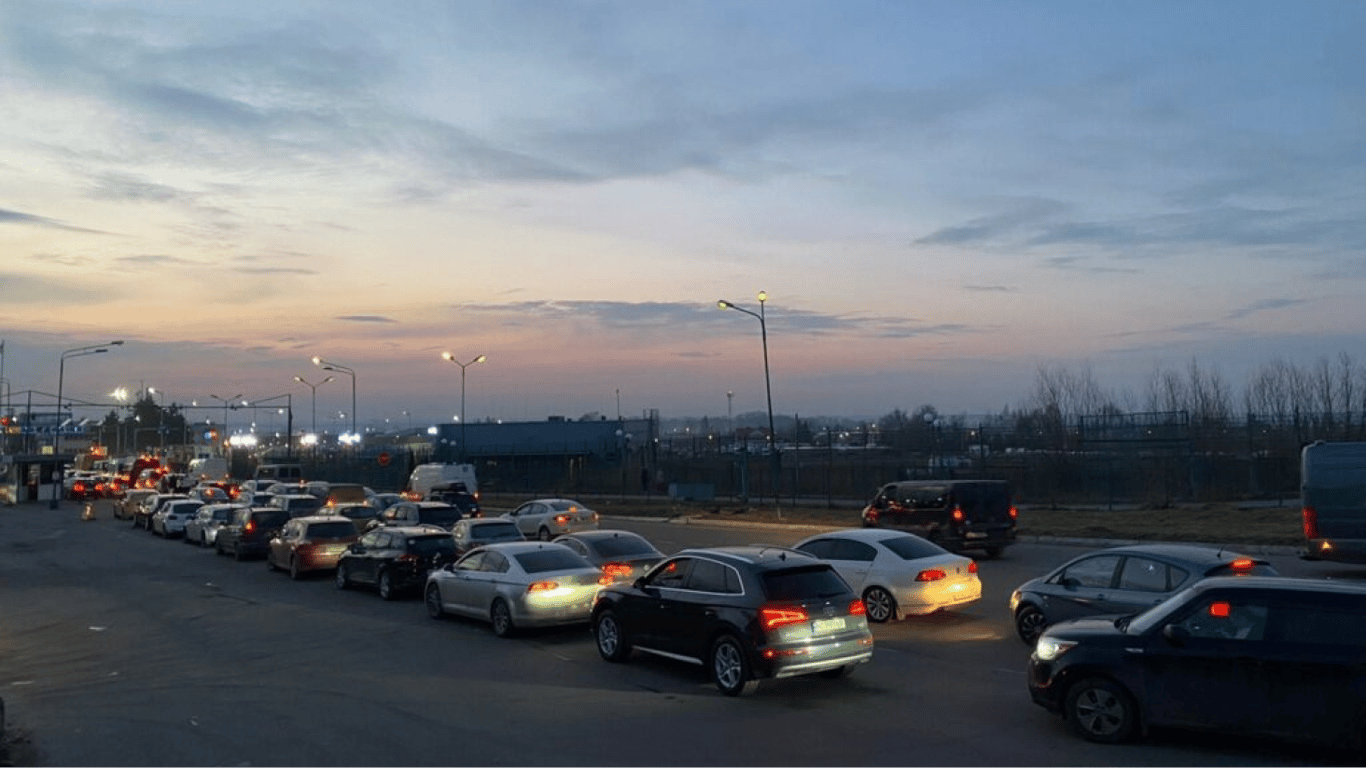 На КПП застряли десятки автомобилей — какие очереди на границе