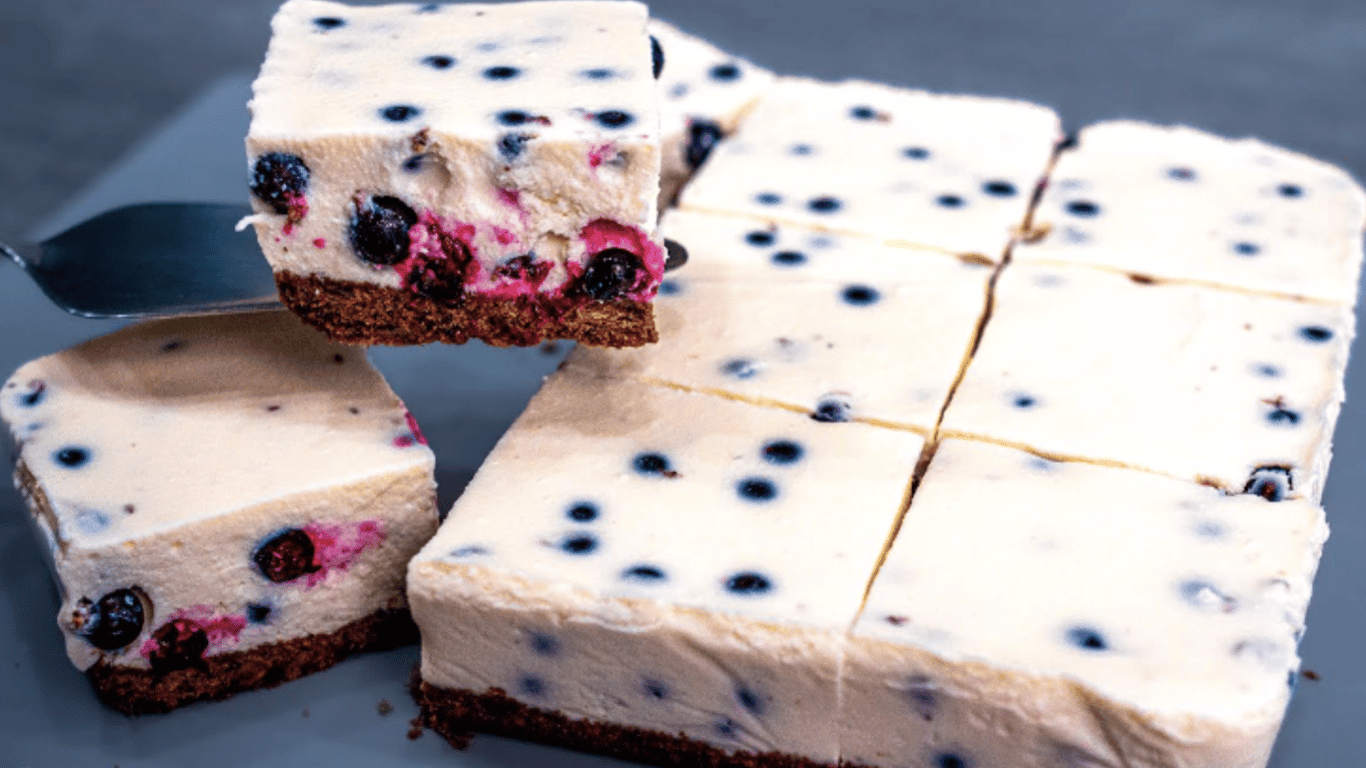 Torte in 5 Minuten, ohne Backofen – man braucht 350 g Quark und saisonale Beeren