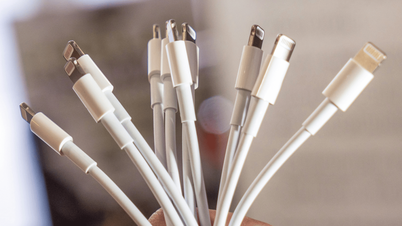 Charging iPhone with a foreign cable – what are the risks?