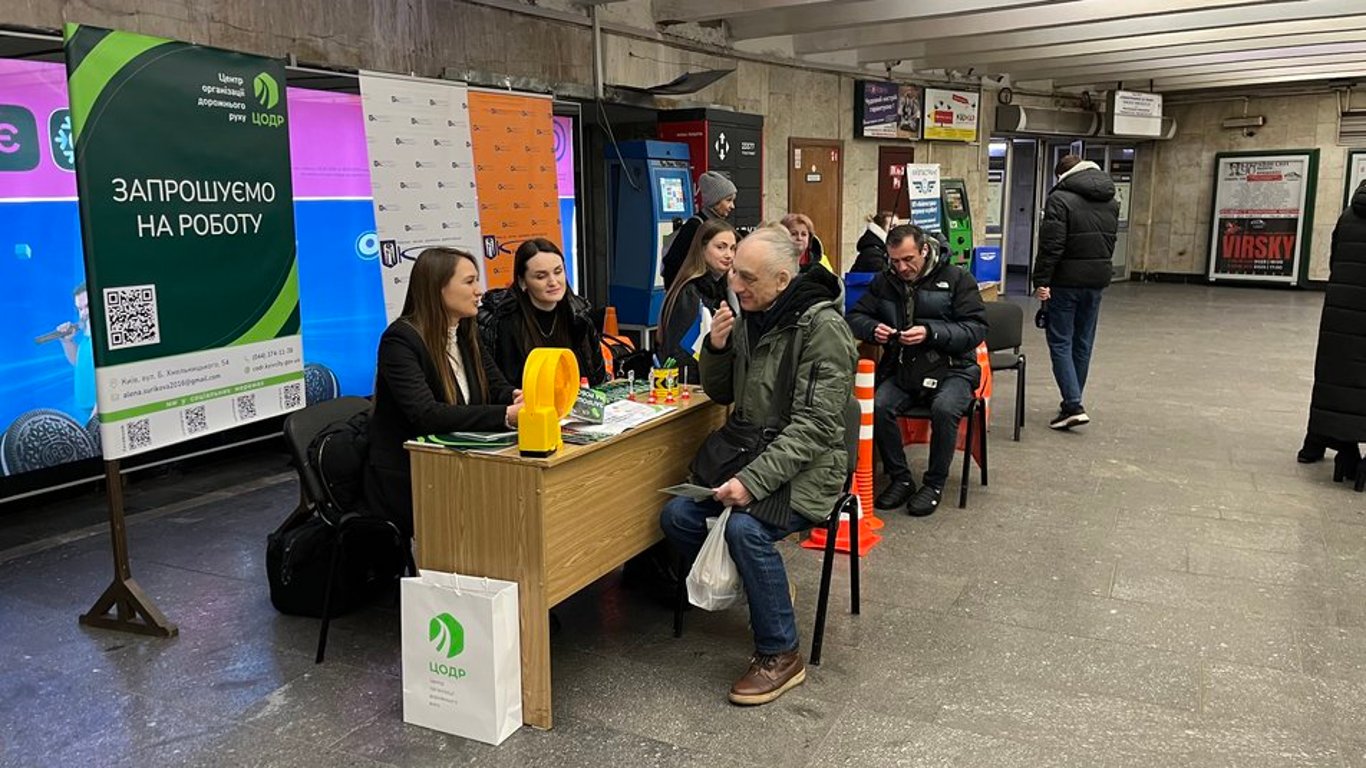 Im Kiewer U-Bahn wurde eine Jobmesse organisiert - was bekannt ist