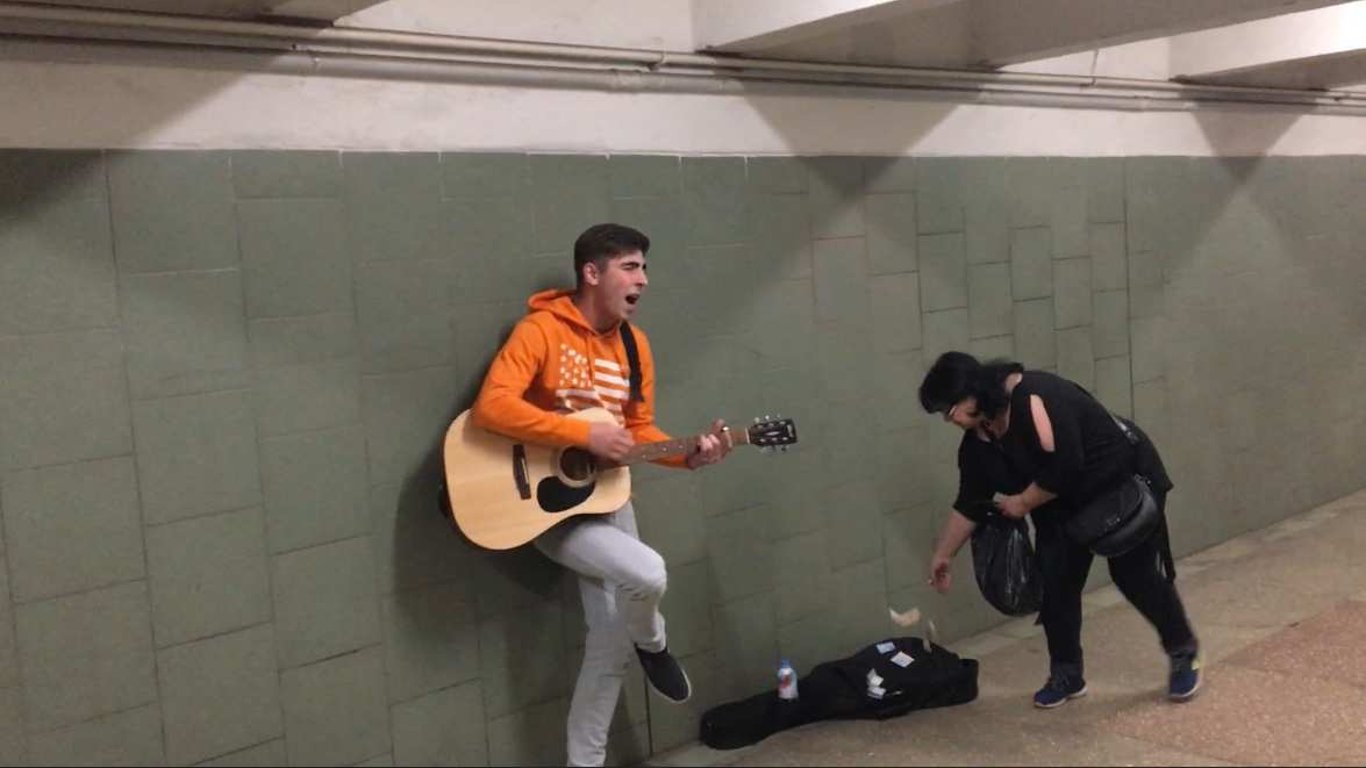 A man sang Russian songs in the subway - how the court punished him