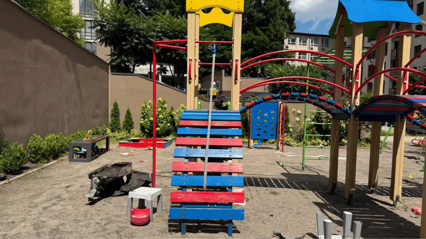 Angriff der RF auf Kiew - Trümmer von Raketen fielen auf den Spielplatz