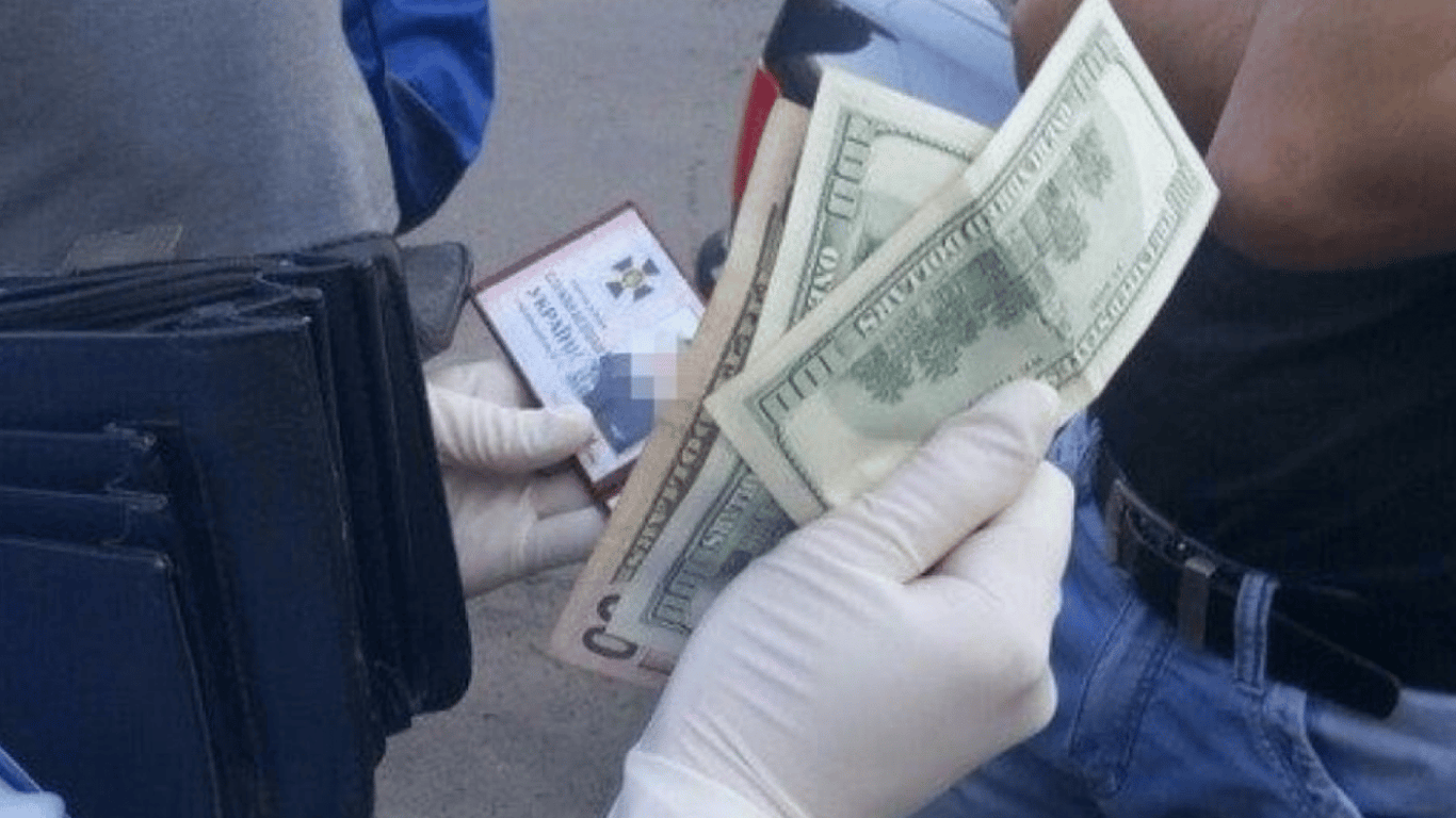 Żądał 300 tys. dolarów - SAPI zakończyło dochodzenie przeciwko pracownikowi SBU