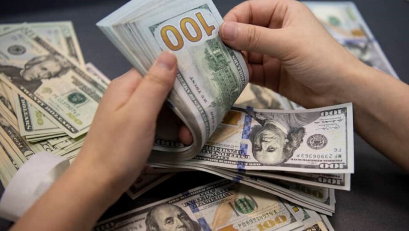 Торкнеться усіх при спробі обміну 100 доларів: українців попередили про можливі проблеми