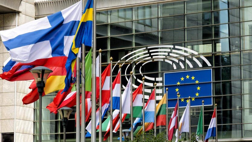 Прапори ЄС та України на фоні Брюсселя